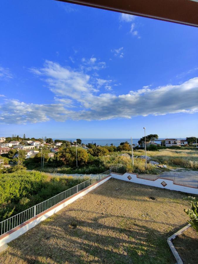 Appartamenti In Villa Polimnia Fontane Bianche Bagian luar foto